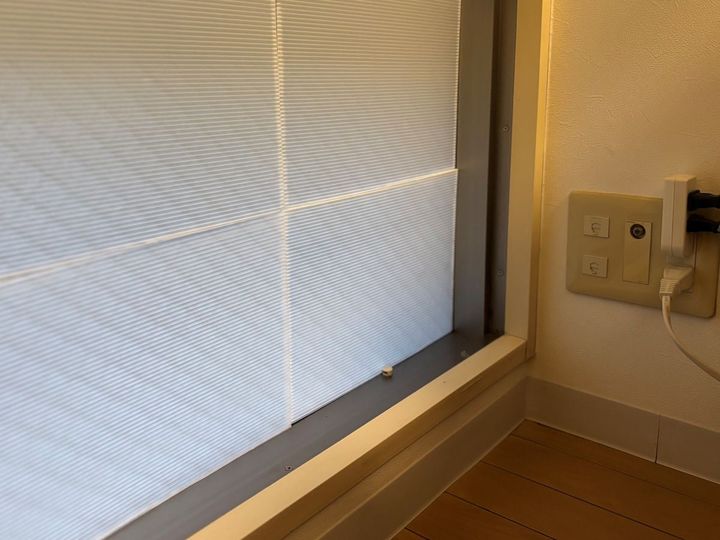 ということで、今回はこちらの窓に設置してみたいと思います。