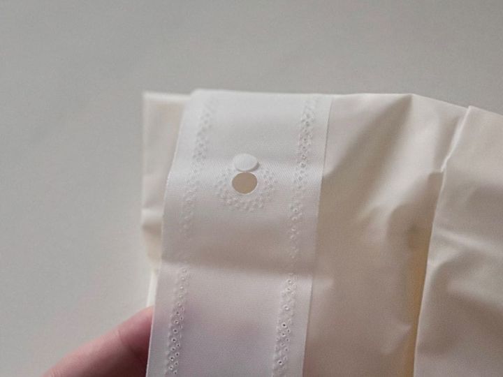 こちらは普段使用しているカーテンにプラスして使用する断冷カーテン。