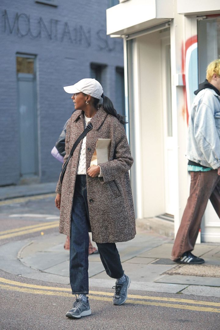 定番アイテムを上品に着こなしてる！ポイントはお下がりのニット