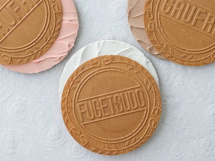 All About ニュース編集部は、全国10～60代の男女250人を対象に「お土産」に関する独自のアンケート調査を実施。旅先で買いたい「兵庫県のお土産」で1位に選ばれたのは？