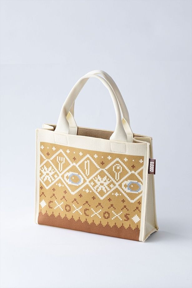 【写真】ココスらしい商品をデザインに取り入れた、包み焼きハンバーグ柄ニットバッグ