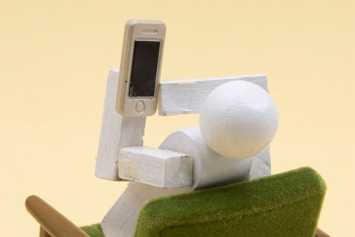 夫のスマホ使用に「イライラ」する妻たち…3つの問題行動が明らかに。