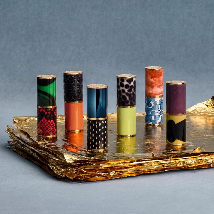 リップスティック ケース〈左から〉 「マラカイト スネーク」「クロックワーク レザー」「メッツァノッテ ブルー」「ネオン プリント」「コーラル セラミック」「アメシスト シャドウ」各¥6,160