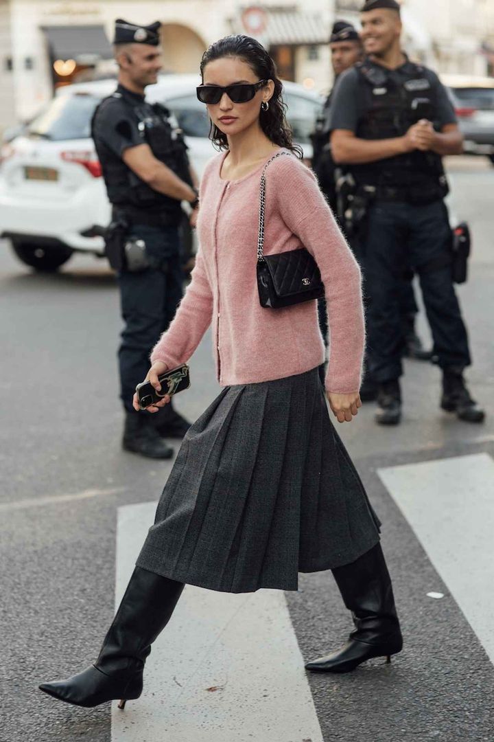 画像: ピンクの甘さをセーブしてモダンに着こなす