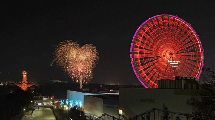 大阪府吹田市の大型複合施設「エキスポシティ（EXPOCITY）」内の大観覧車「オオサカホイール」が落雷の影響で25日夜から停止し、乗客9組20人がゴンドラ内に閉じ込められた事故で、乗客は26日午前2時41分に全員救助されました。