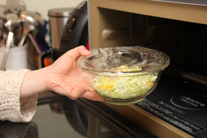 X上で「電子レンジって回るよね？」と問いかけた投稿が24日に話題となっていたのをご存知でしょうか。