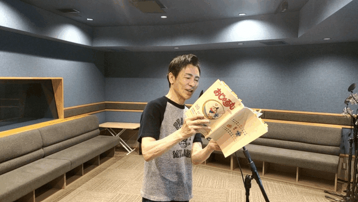 アフレコに挑戦する郷さん