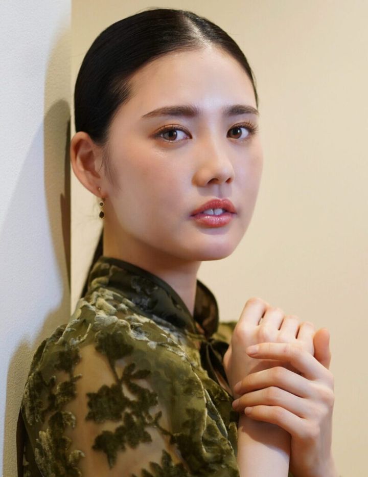 女優の高石あかりさん（22）がヒロイン松野トキを演じるNHK連続テレビ小説「ばけばけ」（月～土曜前8・0）の第42話が25日放送され、松江中学で英語を教えるレフカダ・ヘブン（トミー・バストウさん）に思いを寄せる江藤リヨ（北香那さん）に対するコメントがSNSで相次ぎました。また、この日は、ヘブンがリヨからもらった鳥が「ウグイス」ではなく「メジロ」だったことが判明し、Xでは「ウグイス」がトレンド入りしました。