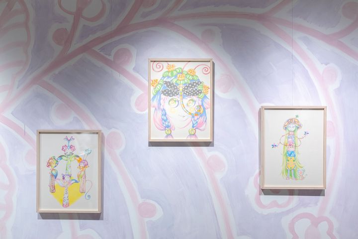 『きのせい』では、色鉛筆のイラストレーションだけでなく壁全体にも独特の色彩で描かれる。