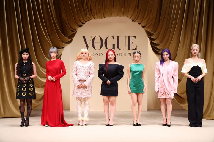 【着用衣装（左から）】KOHARU_ すべてヴァレンティノ JISOO: すべてヴァレンティノ MAHINA: すべてヴァレンティノ CHIKA: ステラ・マッカートニーのドレス、クリスチャン・ルブタンのシューズ、 スワロフスキーのジュエリー YURI: すべてジバンシィ NAOKO: ステラ・マッカートニーのドレスとシューズ、スワロフスキーのジュエリー MOMOKA: すべてマックイーン