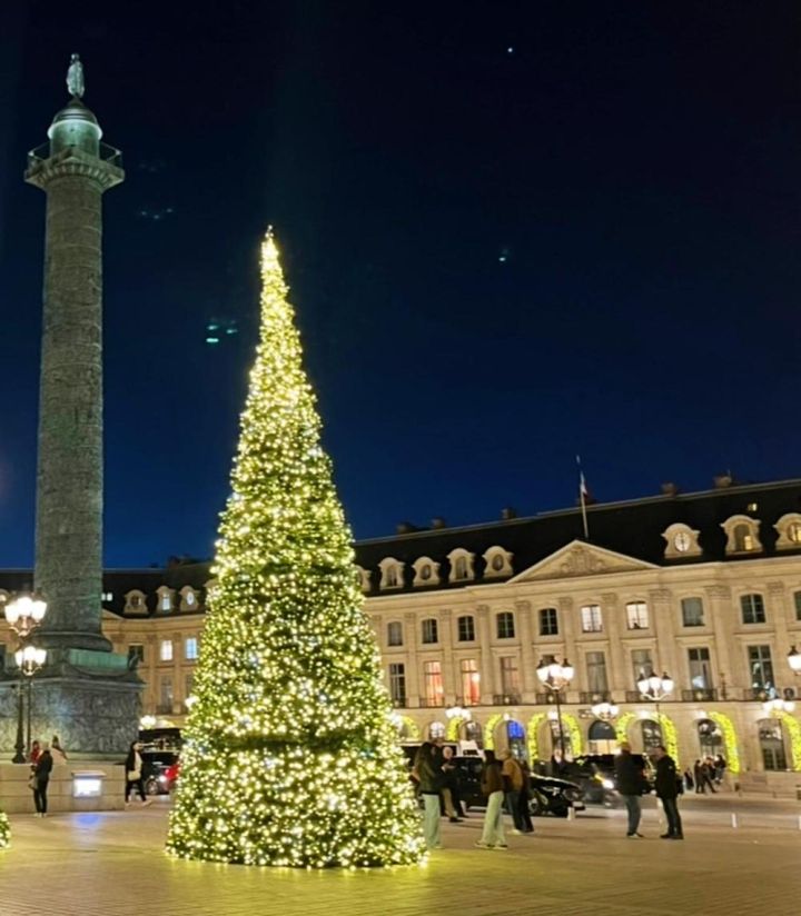 中央のオベリスクを囲むように