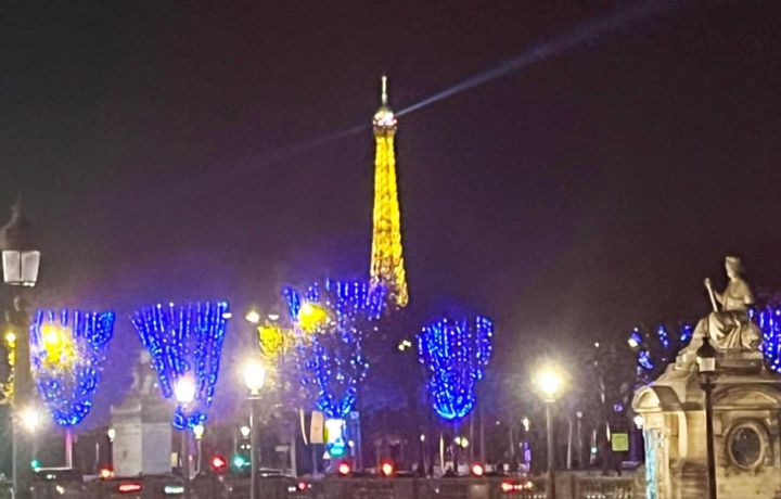 夜空に輝くエッフェル塔