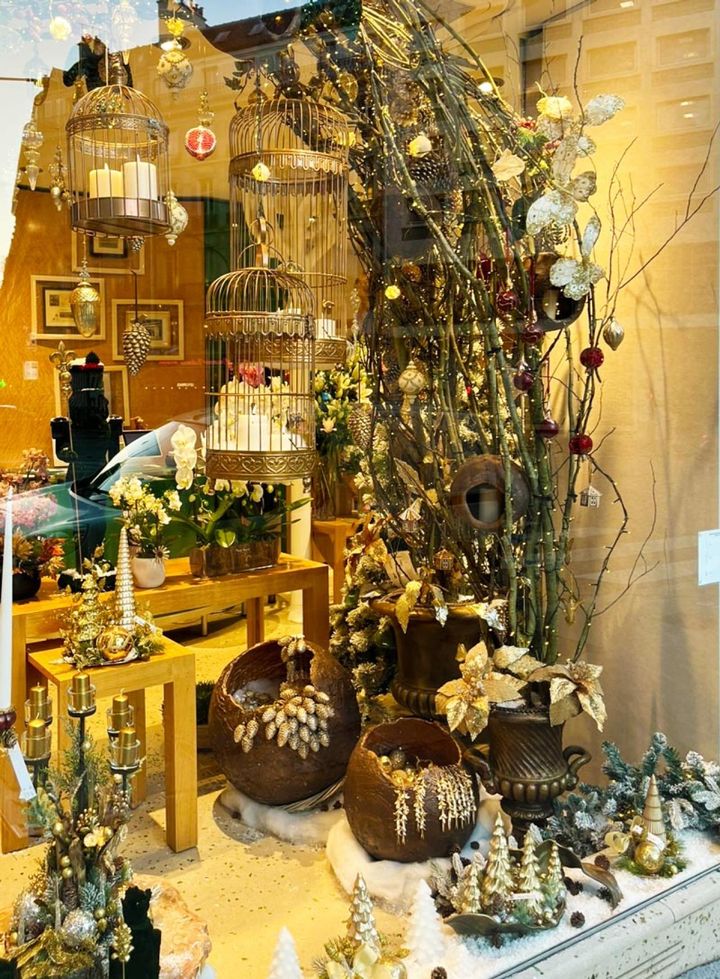 ゴールド基調でシックなディスプレー