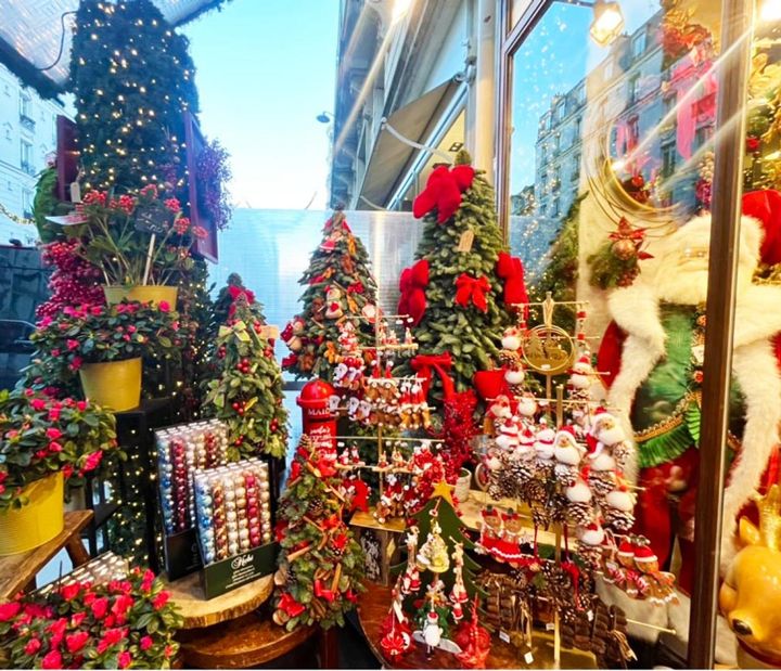 クリスマスツリーを彩るオーナメントが並びます