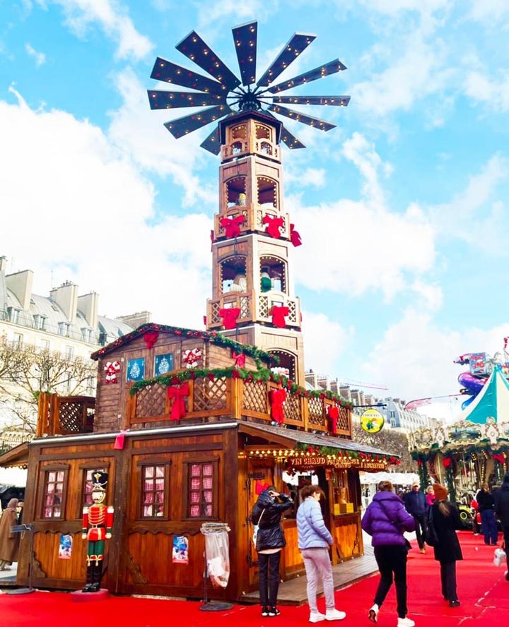 奥にはメリーゴーランドも！