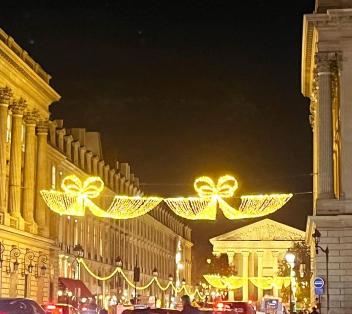 可愛いリボンの先はマドレーヌ寺院