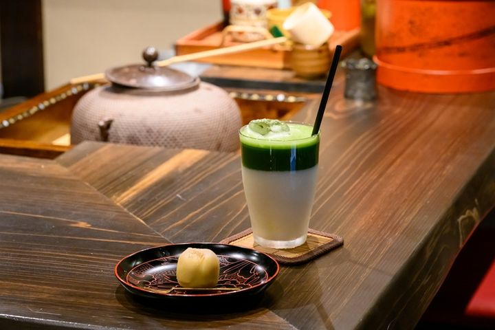 「抹茶甘酒ラテ」900円と御菓子司「水本」の上生菓子600円