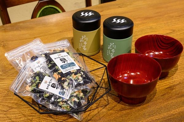 （左から順に）「お味噌汁の具」550円、「保温保冷ポット」4200円、「オリジナル汁椀山中塗」6500円