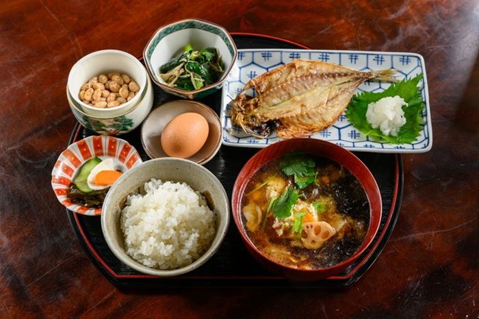 朝ごはん「焼き魚定食」1650円。写真は卵・納豆追加でプラス200円