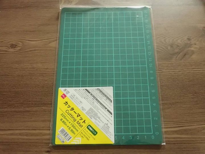 DAISO(ダイソー)：カッターマット(225×150mm)