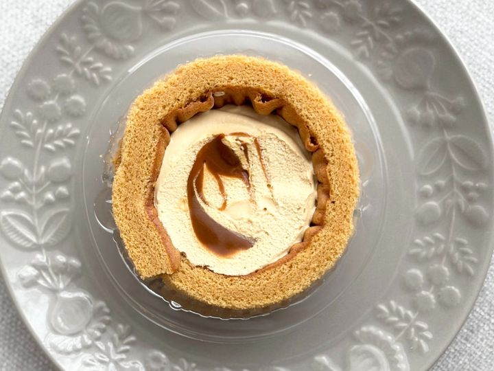 ローソン「生キャラメルロールケーキ」 濃厚ビターな”大人味”がたまらない！