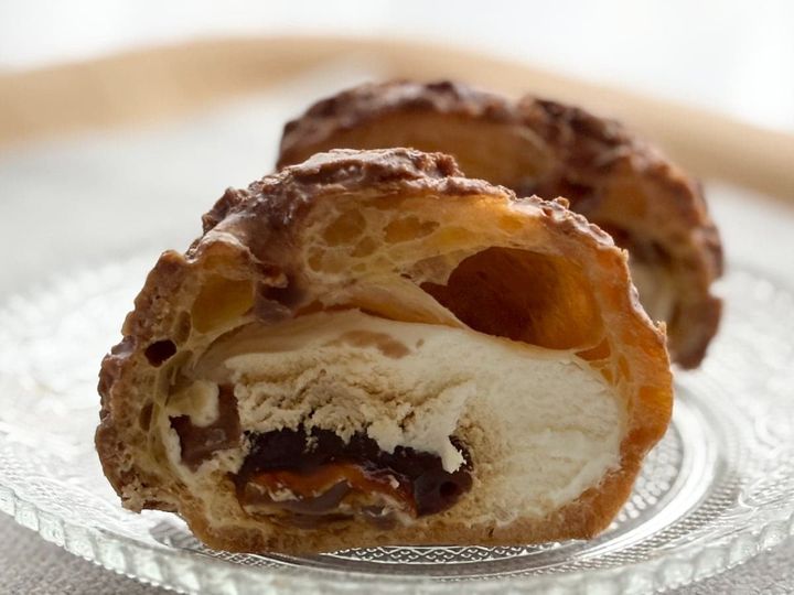 ローソン「生キャラメルクッキーシュー」 ザクザク食感とほろ苦さの絶妙なバランス