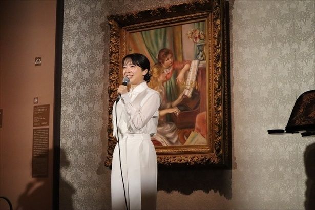 ピエール=オーギュスト・ルノワール《ピアノを弾く少女たち》の前で行われた上白石さんのトークセッション