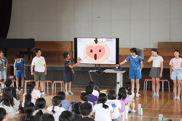 上山小体育館で行われた説明会・プレゼンテーションの様子