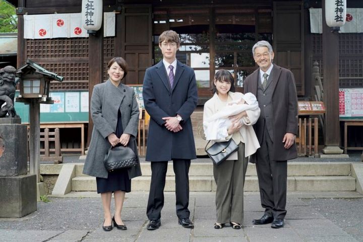 映画『佐藤さんと佐藤さん』よりお宮参りの記念撮影