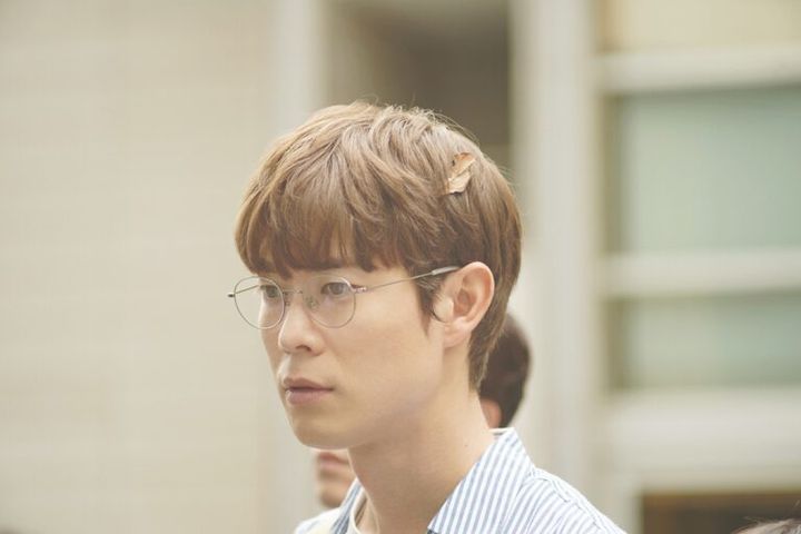 映画『佐藤さんと佐藤さん』より司法試験の結果を見守るタモツ（宮沢氷魚）