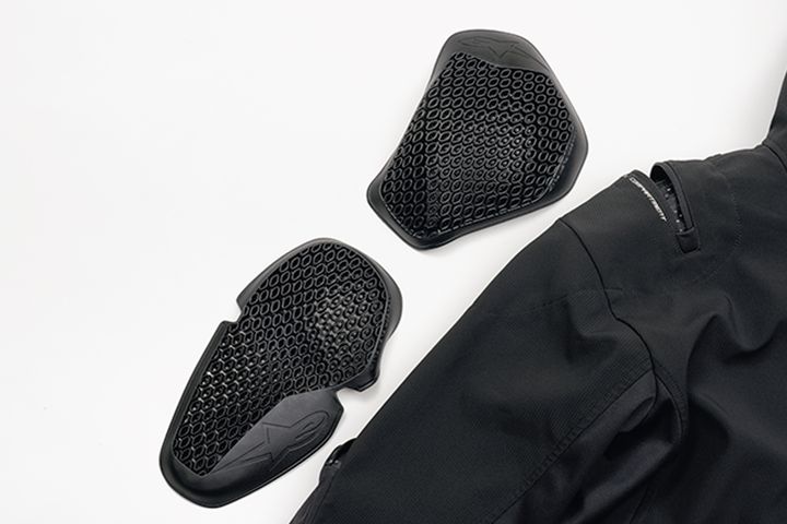 わずか100gの保温力！アルパインスターズの着脱式ベスト付き「MOBLAST WP JACKET」が冬ツーリングに最強｜2025年秋冬アイテム