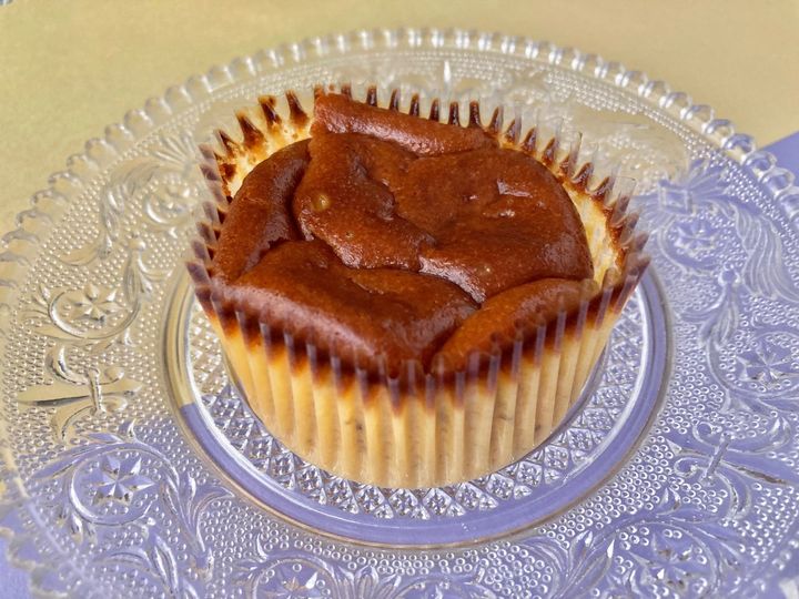 「めちゃくちゃ美味しくてハッピー！」【ファミマ】ラムレーズン好きにはたまらないバスクチーズケーキ