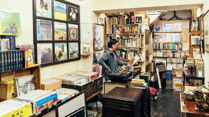 ブックブー店頭に立つ菊原清史さん