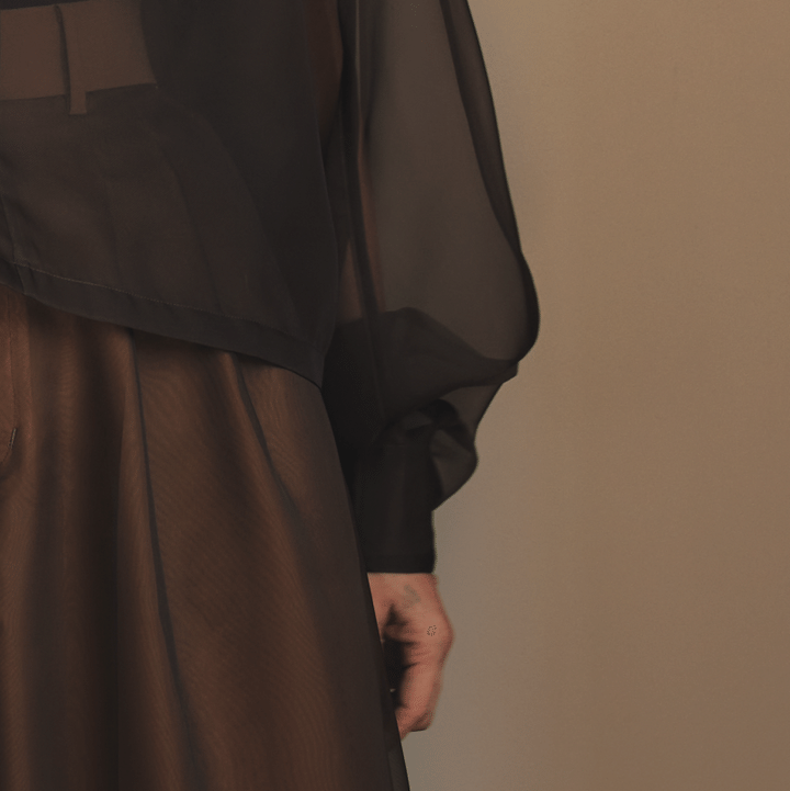 シアーなきれいめ素材で軽やかに大人っぽくまとう