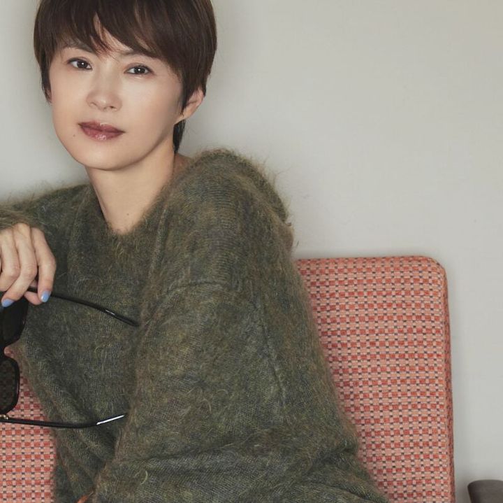 ふんわりシャギーニットで辛口の色を優しく見せる