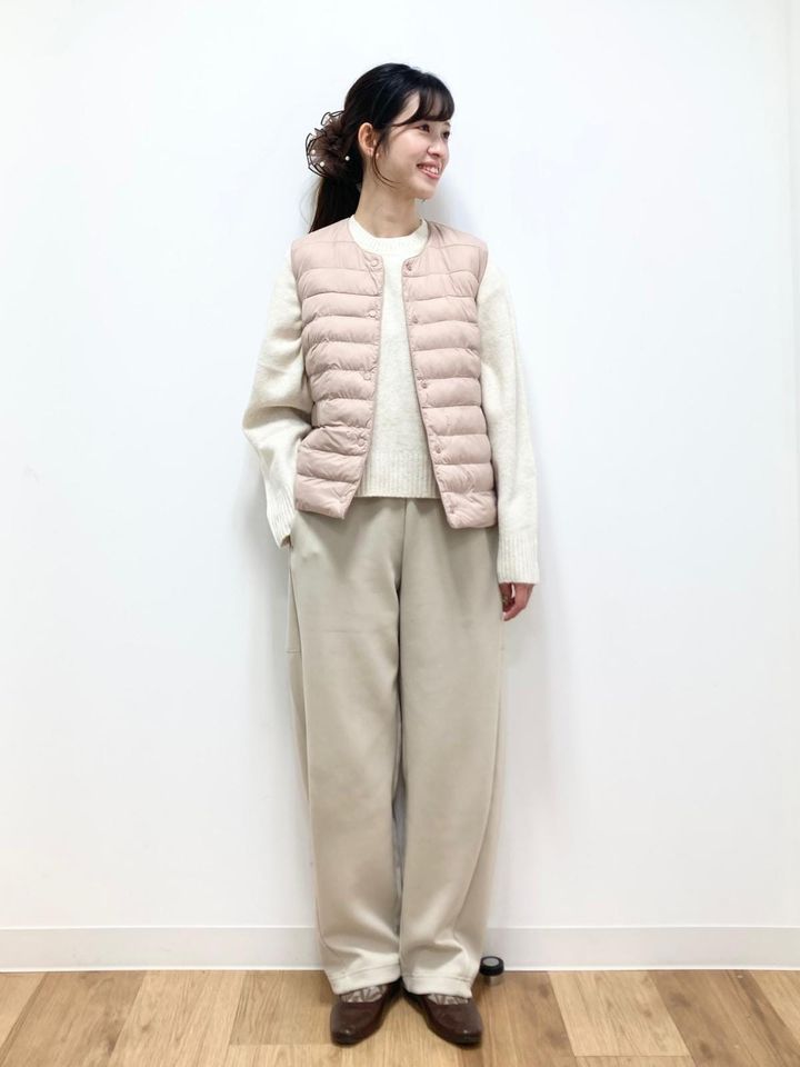 肌寒い日にさっと羽織れて、室内でも活躍します 出典：StyleHint