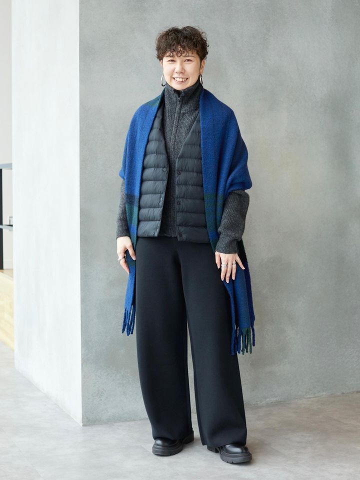 首もとを折りたたみ、Vネック風にすっきり着るアレンジもおすすめ 出典：StyleHint