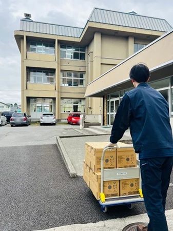 安曇野ミネラルウォーターが、地元高校に備蓄水としてミネラルウォーターを寄贈
