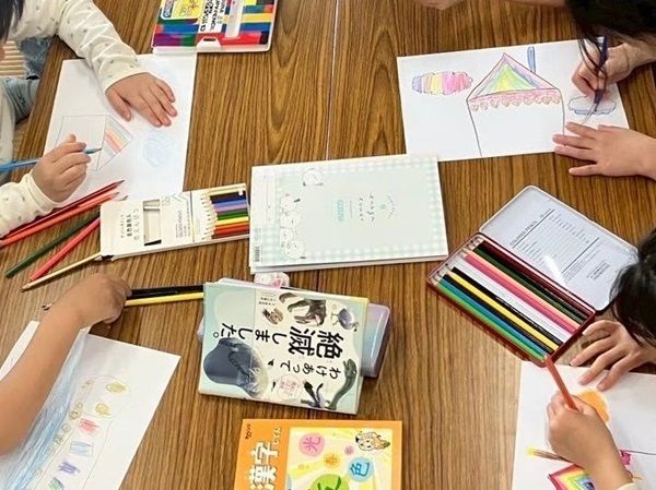 【大阪府】関西万博で受賞！子どもたちが描いた「いのち輝く未来」アートが大阪駅に展示