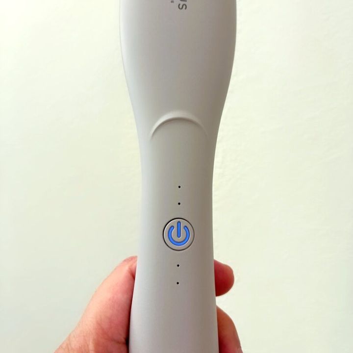 3COINS「ヒートヘアブラシ」スイッチ部分