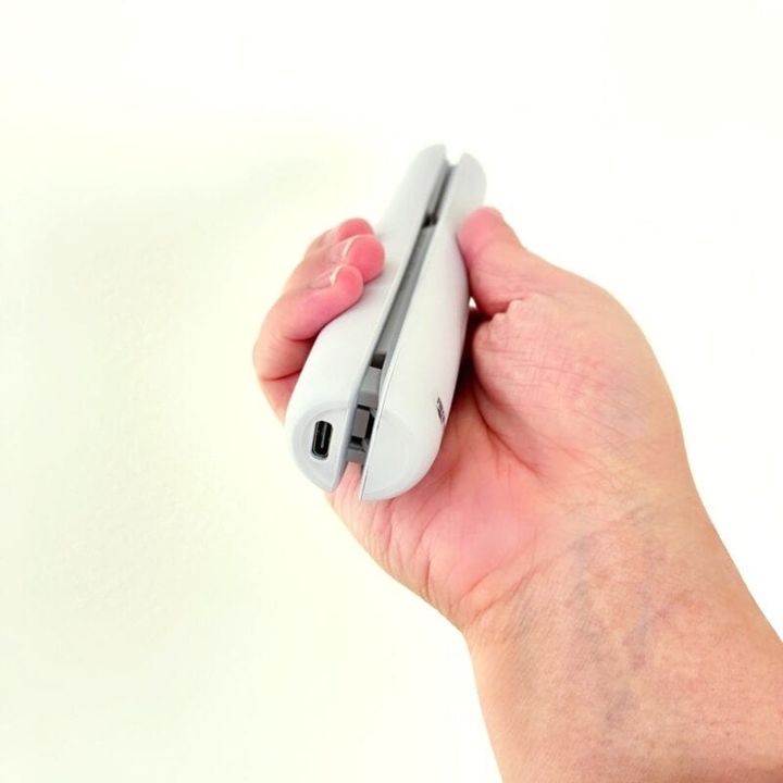 3COINS「コードレスストレートアイロン」充電ポート