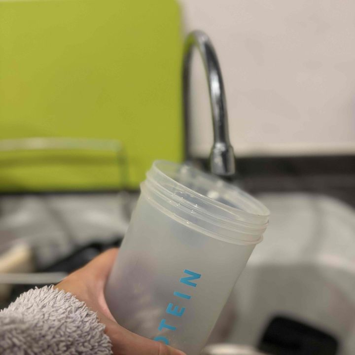 シェイカーに水を入れる