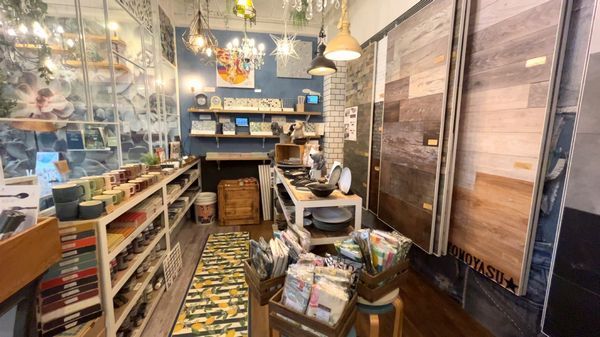 「友安製作所とハンバーガー」店内