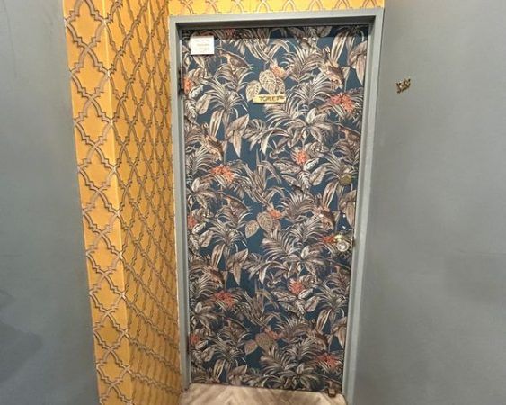 「友安製作所とハンバーガー」トイレ入口