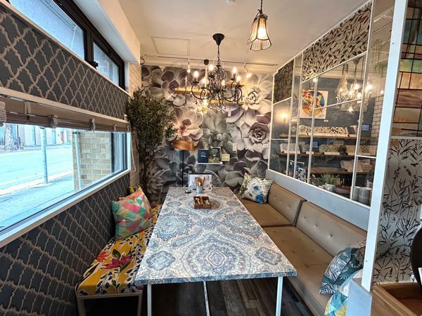 「友安製作所とハンバーガー」テーブル席