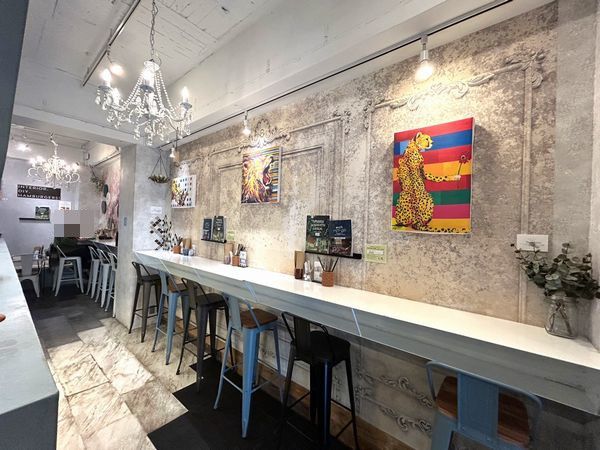 「友安製作所とハンバーガー」店内