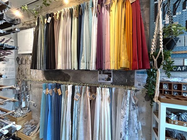 「友安製作所とハンバーガー」カーテン販売