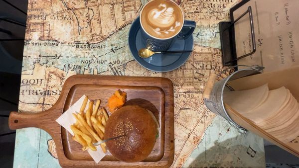 「友安製作所とハンバーガー」ランチ