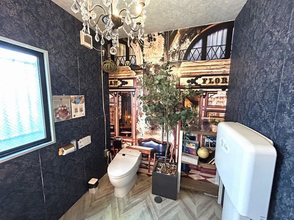 「友安製作所とハンバーガー」トイレ