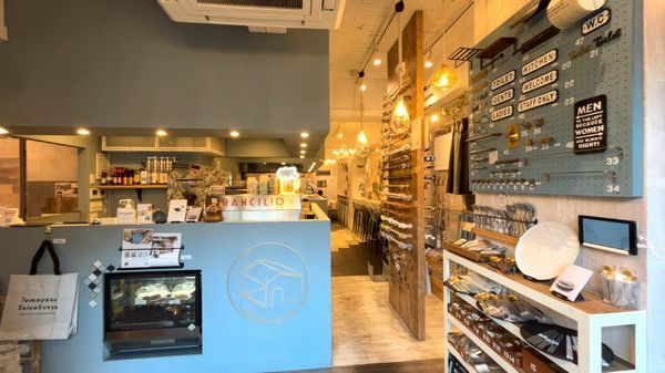 「友安製作所とハンバーガー 博多店」店内